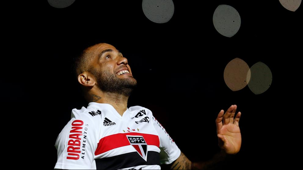 La ‘galáctica’ presentación de Dani Alves con el Sao Paulo La ‘galáctica’ presentación de Dani Alves con el Sao Paulo