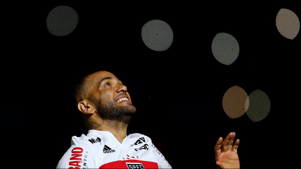 Locura en la presentación de Dani Alves con el Sao Paulo