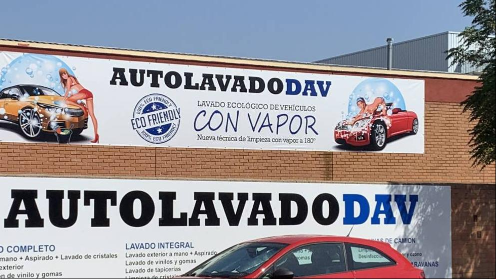 Polémica por el cartel sexista de un lavadero de coches en Alcalá de Henares