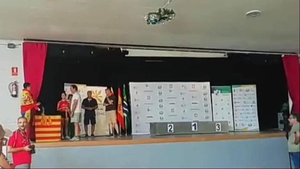 Moreno apoya a los piragüistas que no pudieron subir al podio con la bandera de España