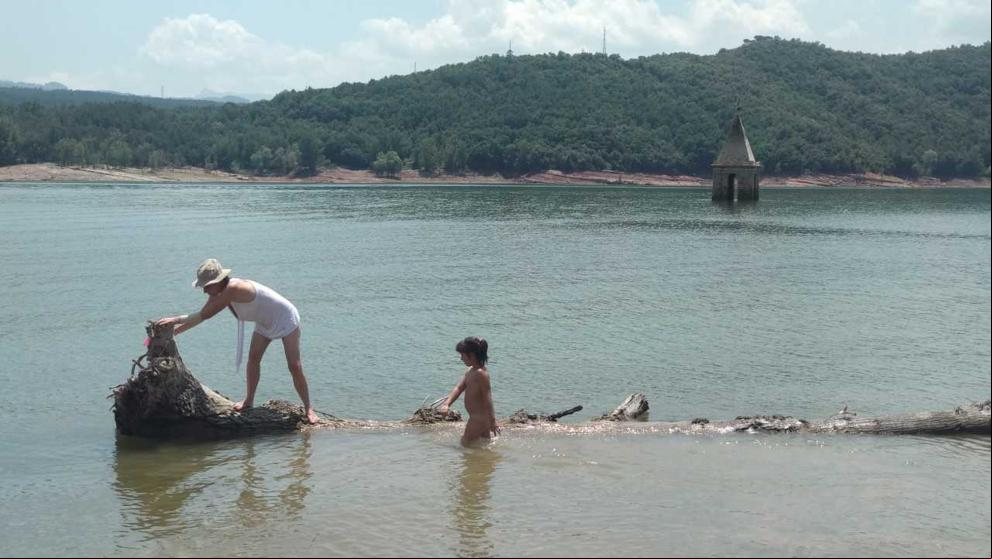 Baño en familia en el pantano de Sau