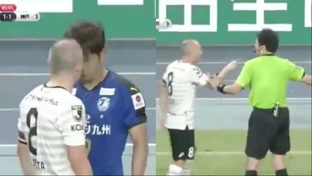Iniesta se encara con un rival en un partido de la J-League