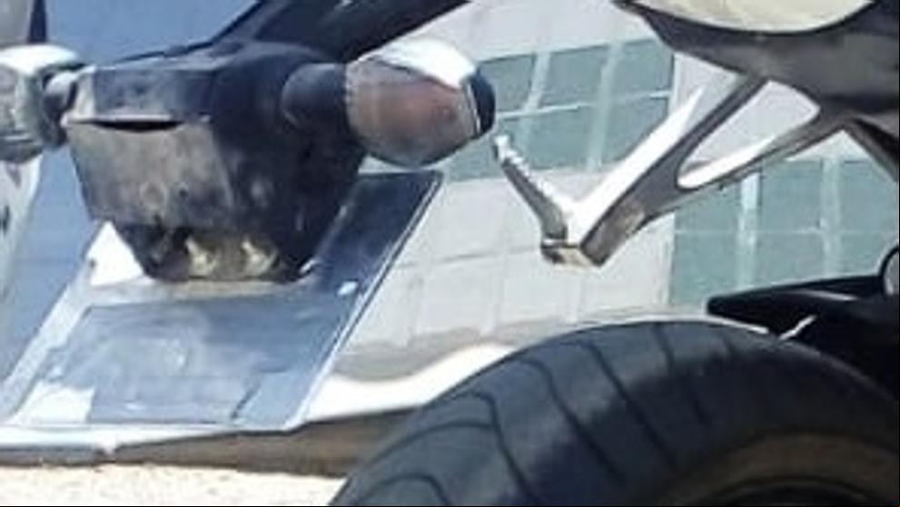 Descubren a un motorista que llevaba un sistema para esconder la matrícula