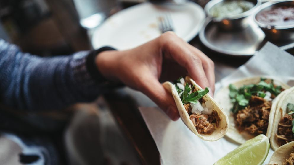 Suspenden un torneo de comer tacos tras la muerte de uno de sus participantes atragantado