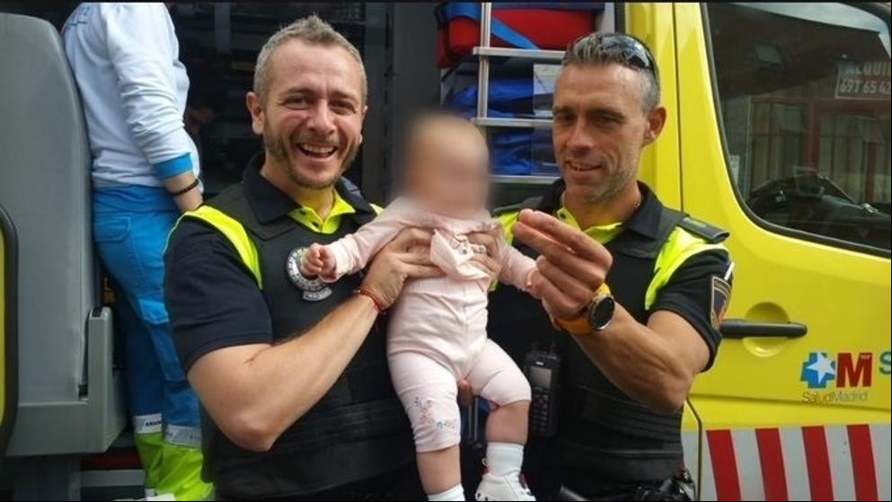 Dos policias salvan la vida a un bebé que se asfixiaba tras tragarse un plástico