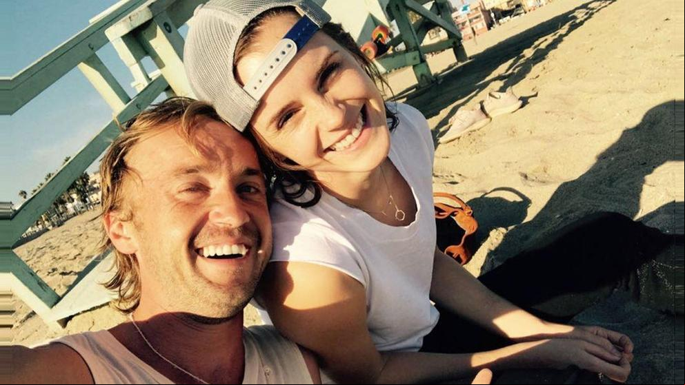 La foto de Emma Watson y Tom Felton tocando la guitarra que hace pensar que son más que amigos