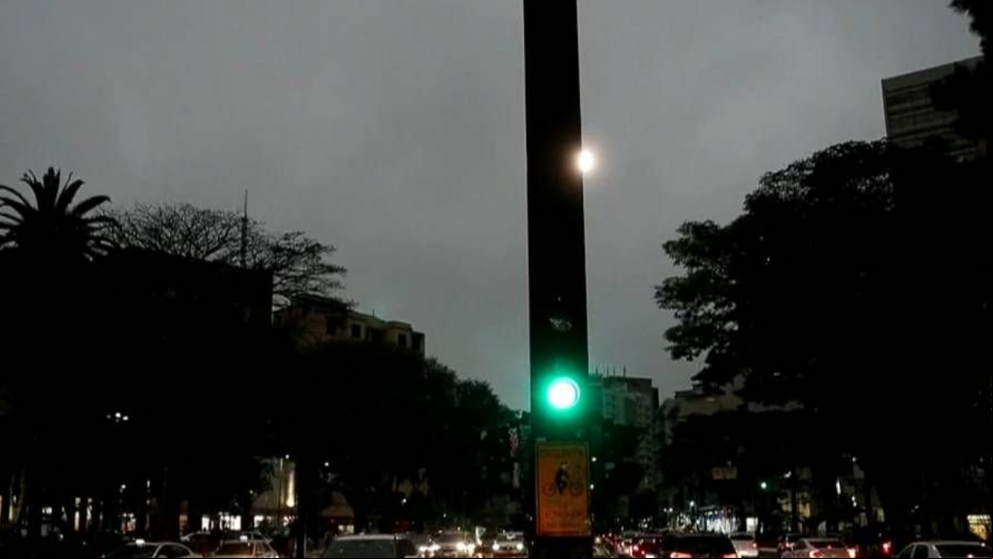 Sao Paulo oscurece a las tres de la tarde y fenómeno divide a especialistas