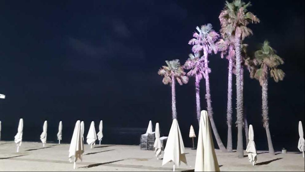 Cae la noche en la playa de Sant Salvador