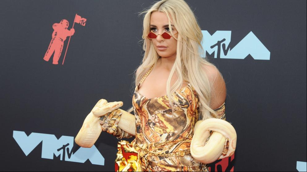 Las redes contra H.E.R. y Tana Mongeau por llevar serpientes a la alfombra roja de los MTV VMA’s