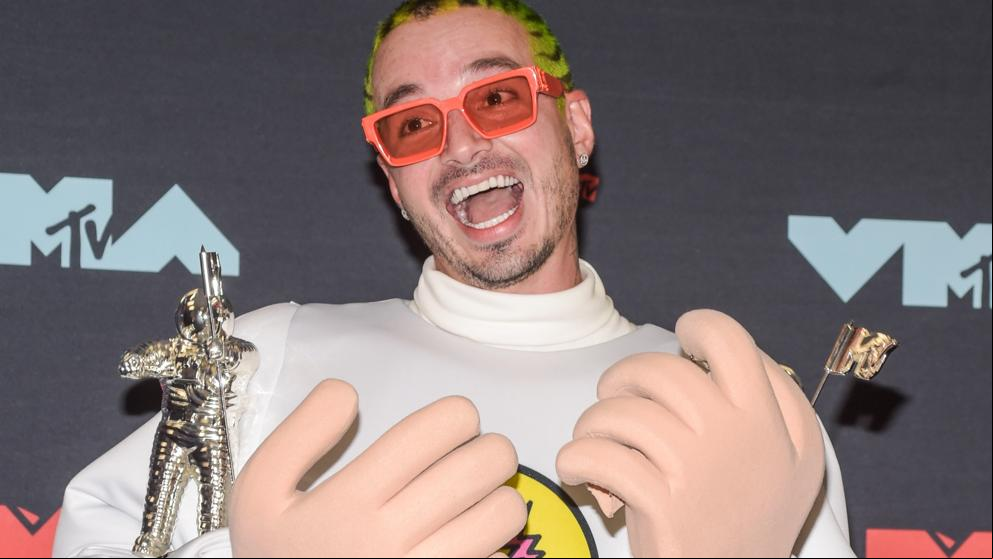 El divertido estilismo de J. Balvin que se ha convertido en carne de meme
