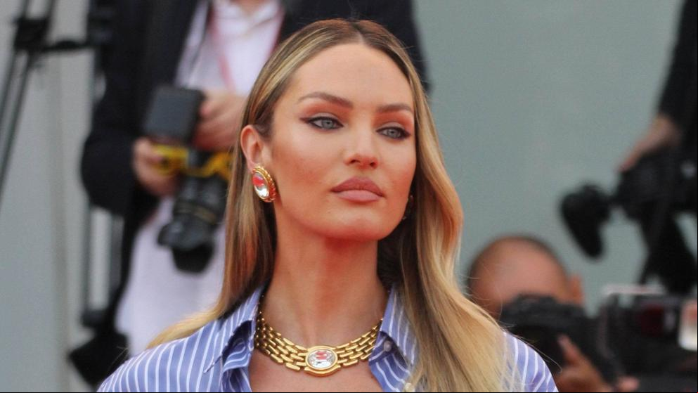 Candice Swanepoel pisa la alfombra roja de Venecia con solo una camisa