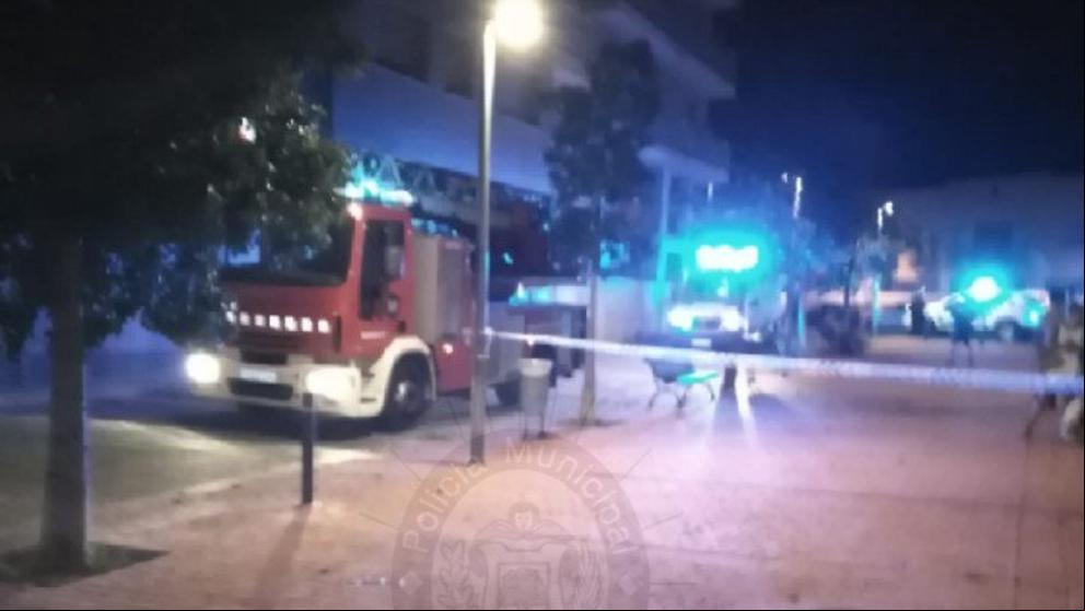 Explota el motor de un coche en un aparcamiento de El Vendrell