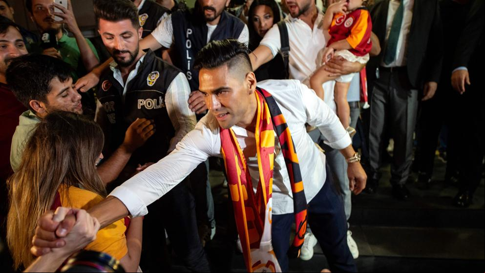 Espectacular bienvenida de la afición del Galatasaray a Radamel Falcao