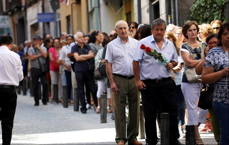 Centenares de personas dicen adiós a Camilo Sesto