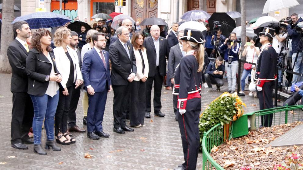 El himno español irrumpe en la ofrenda floral del Govern a Rafael Casanova
