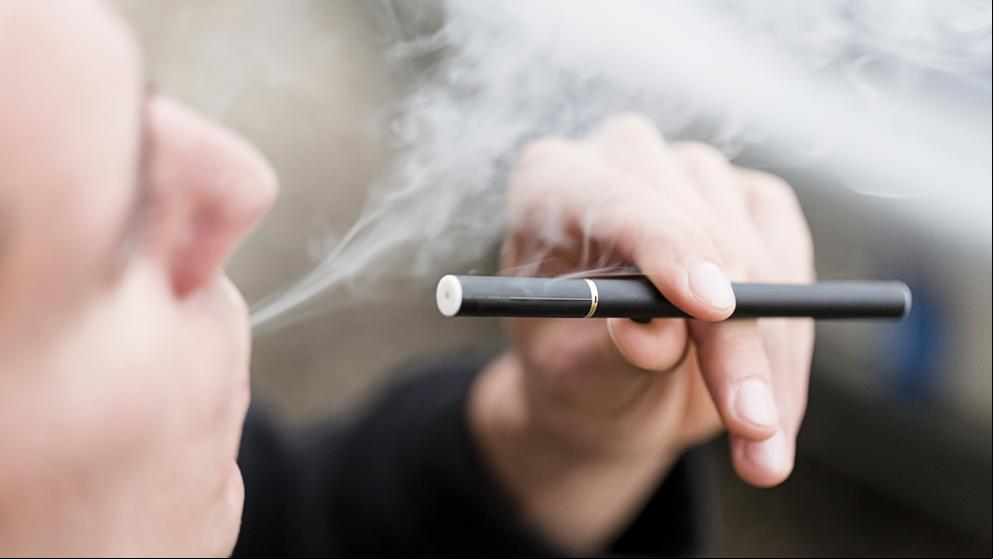Trump planea prohibir la venta de cigarrillos electrónicos con sabores