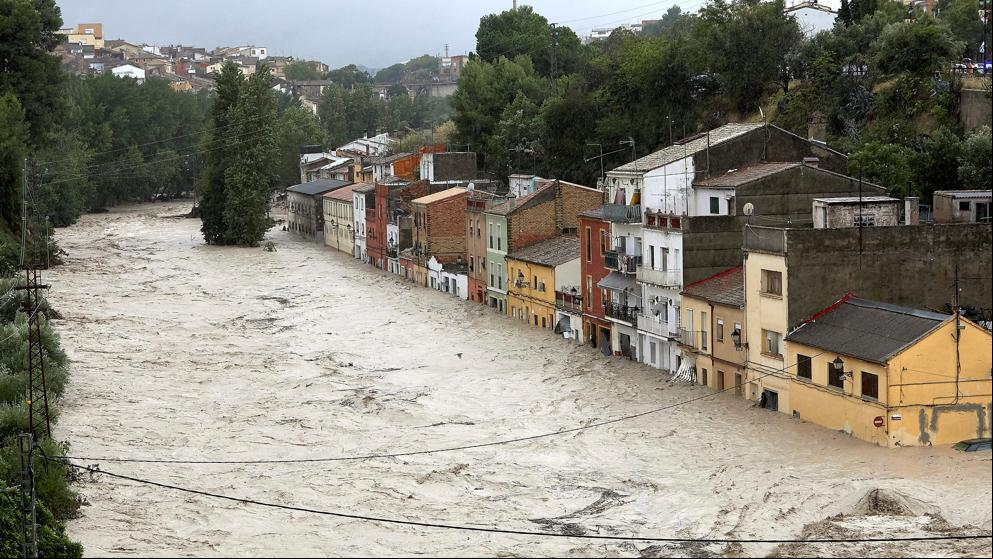 Ríos desbordados, un tornado, carreteras cortadas... Así afecta el temporal a la Comunitat Valenciana y Murcia