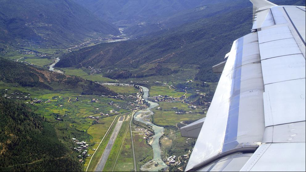 ¿Por qué es tan peligroso aterrizar en este aeropuerto del Himalaya?