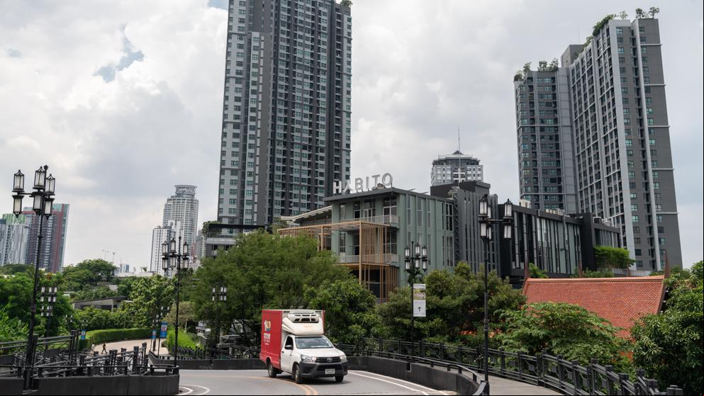 Una fuerte tormenta provoca la caída de un techo en un centro comercial de Bangkok