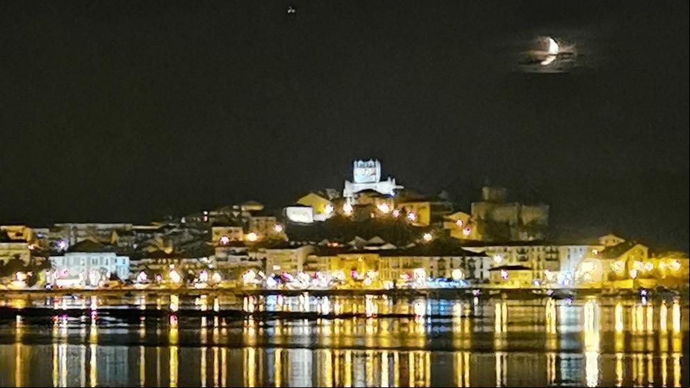 La luna sobre San Vicente de la Barquera