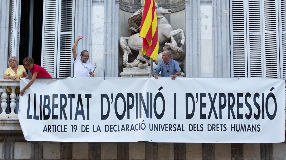 La Generalitat cuelga una nueva pancarta en el balcón con la frase “Llibertat d’opinió i d’expressió”