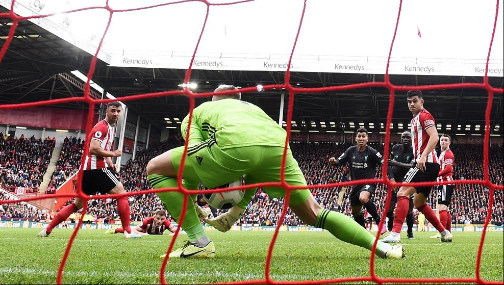El Liverpool mantiene el pleno de victorias en la Premier por un error del portero del Sheffield