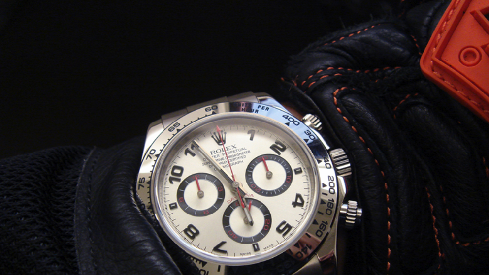 Descubre un Rolex de lujo entre los cojines de un sofá de segunda mano que compró por 25 dólares