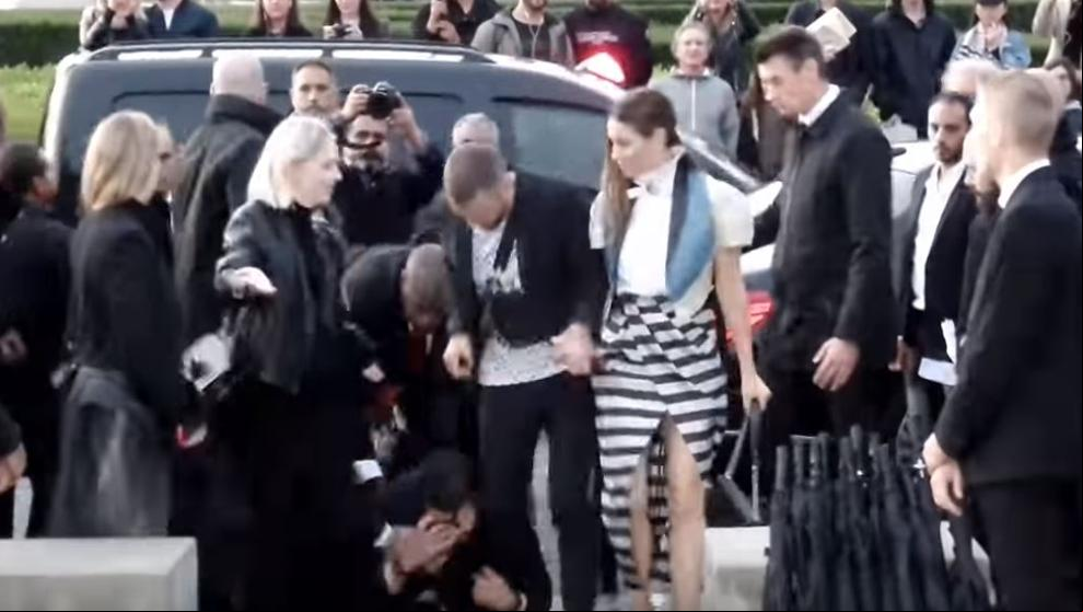 Justin Timberlake es atacado en la entrada de un desfile en París