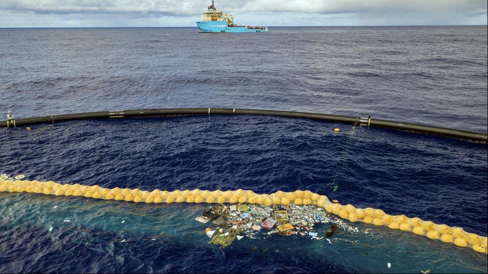 Primer éxito de la barrera gigante de recogida de plásticos en el mar