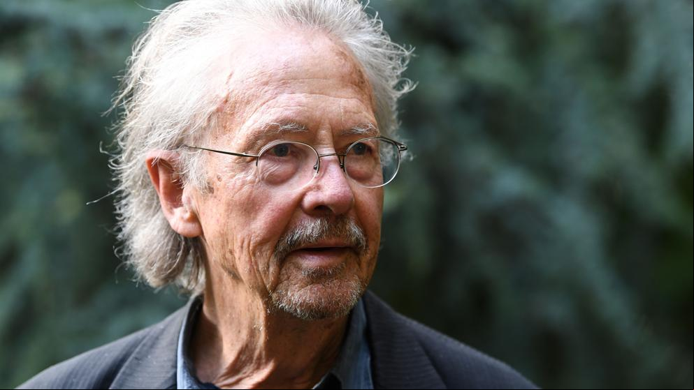 Víctimas del genocidio exigen la retirada del Nobel a Peter Handke