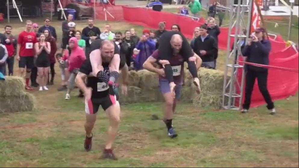 La curiosa carrera en la que los hombres llevan a sus mujeres a cuestas
