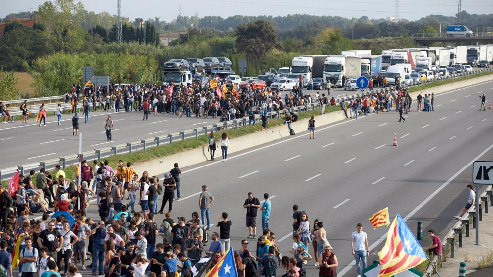 Unos 500 manifestantes cortan la autopista AP-7 en Girona