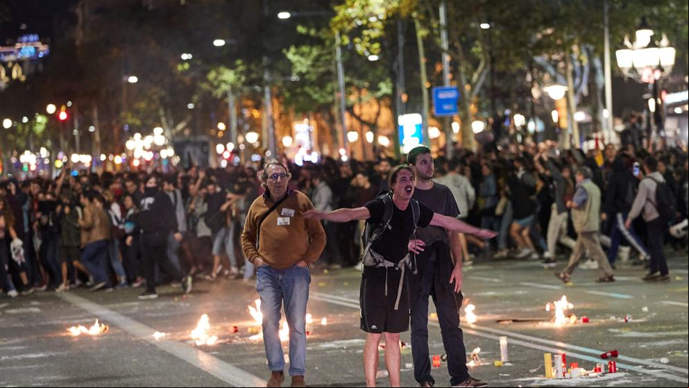 Este fue el momento exacto del inicio de la carga policial en el eig de Gràcia