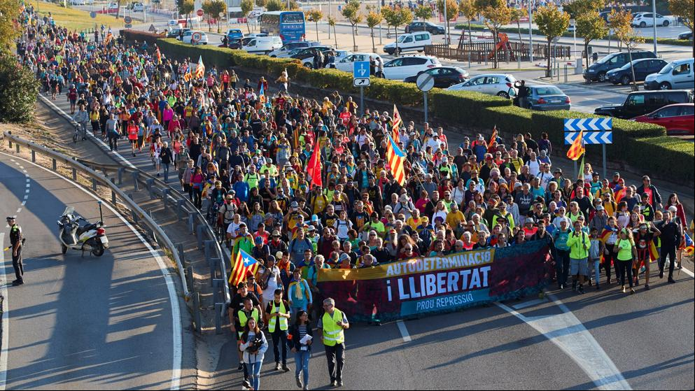 Miles de personas retoman las pacíficas ‘marxes per la llibertat’ hacia Barcelona