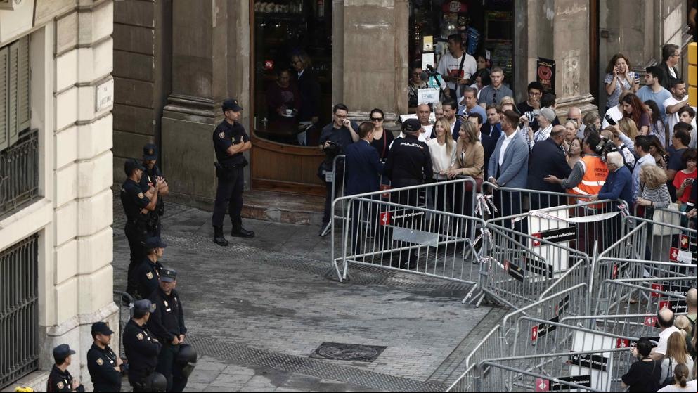 Aplausos a la Policía Nacional frente a la Jefatura Superior en Via Laietana