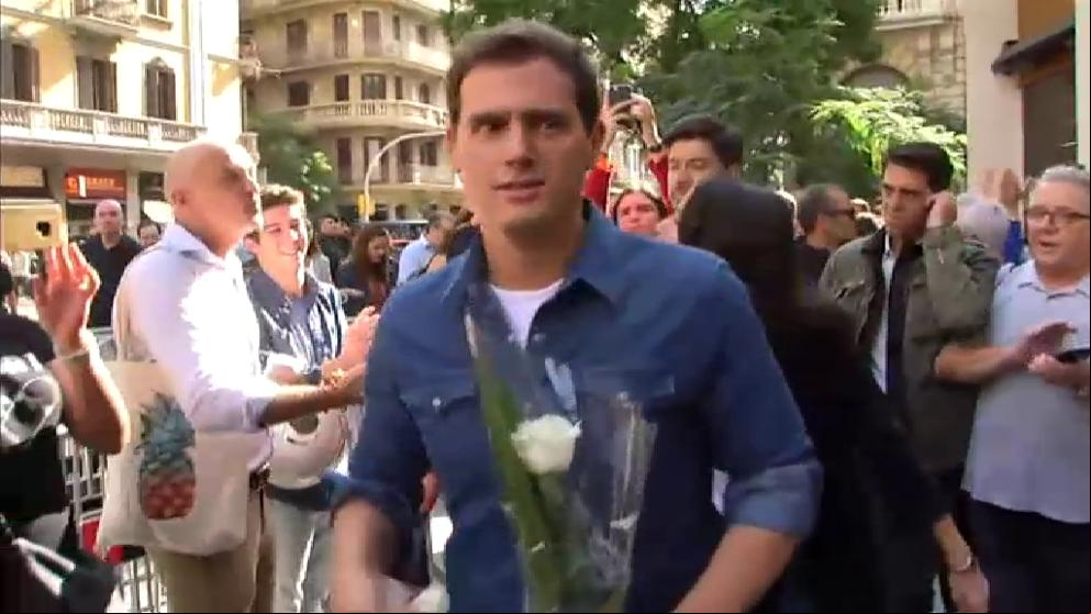 Líderes de Ciudadanos regalan flores a agentes de policía Líderes de Ciudadanos regalan flores a agentes de policía