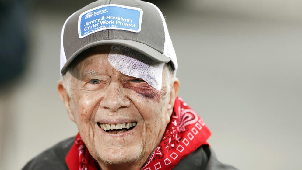 El expresidente de EE.UU. Jimmy Carter se fractura la pelvis al caerse en casa