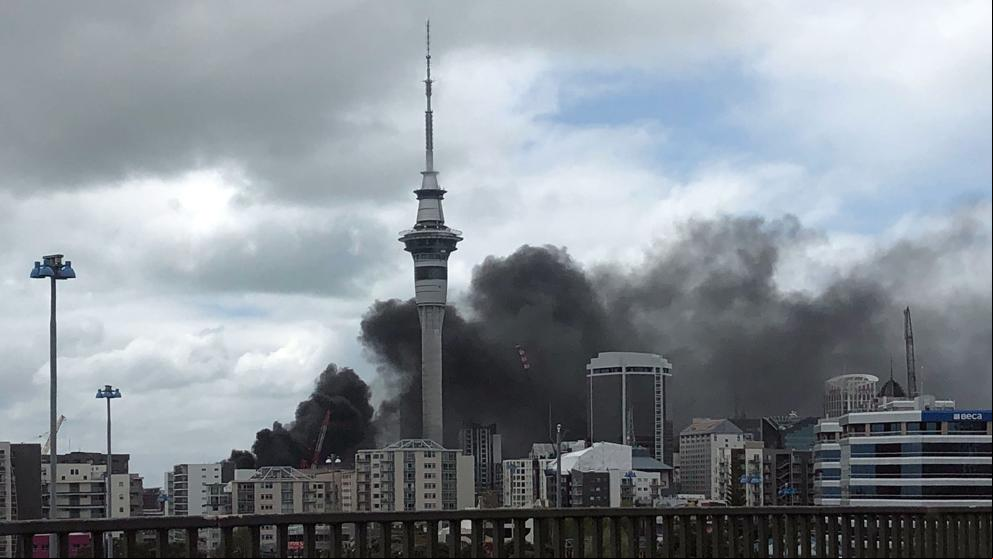 Espectacular incendio en un centro de convenciones en construcción en Auckland