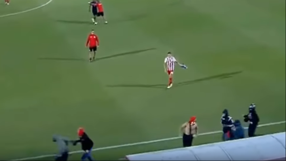 Ultras intentan atacar a aficionados rivales en el Olympiacos - Bayern de juveniles