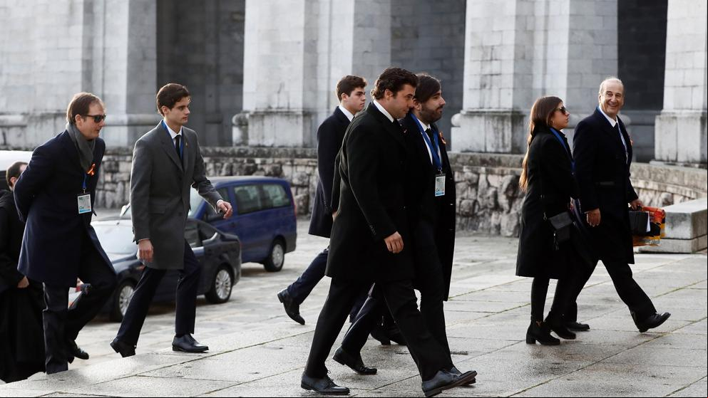 Francis Franco entra al Valle de los Caídos con una bandera preconstitucional doblada en la mano