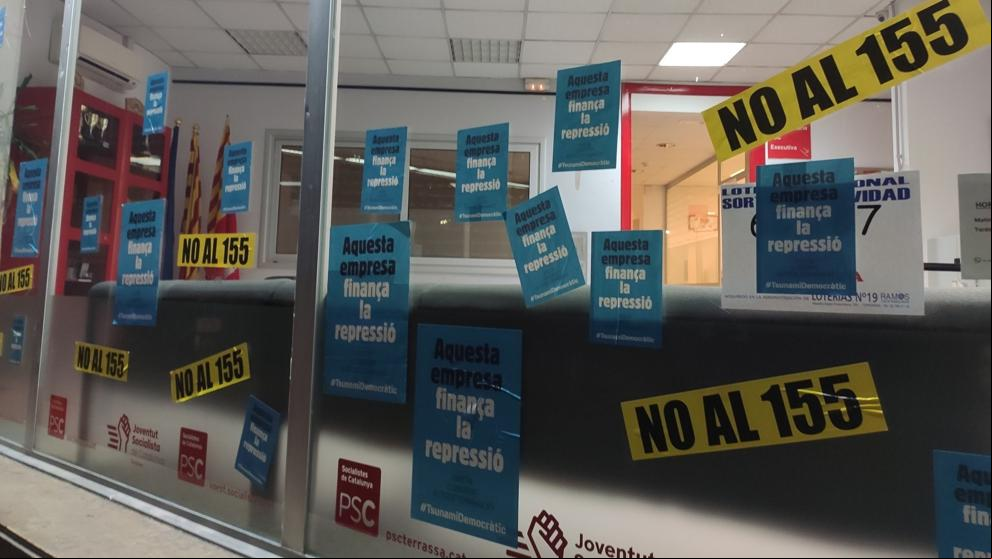 Un grupo de radicales ataca la sede del PSC en Terrassa