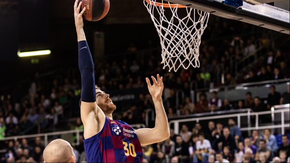 Víctor Claver estará un mes y medio de baja y deja al Barça aún más cojo