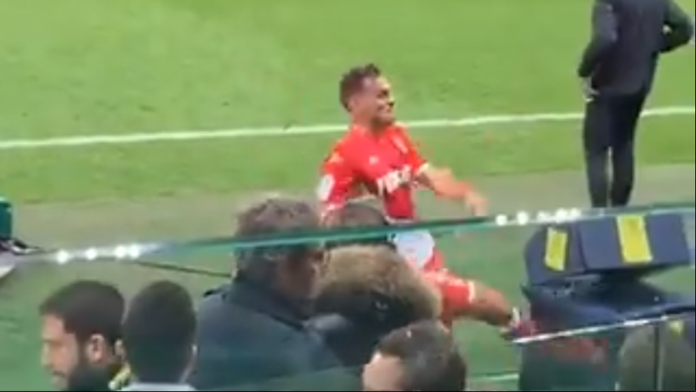 Un futbolista del Mónaco destroza el VAR de una patada tras ser expulsado