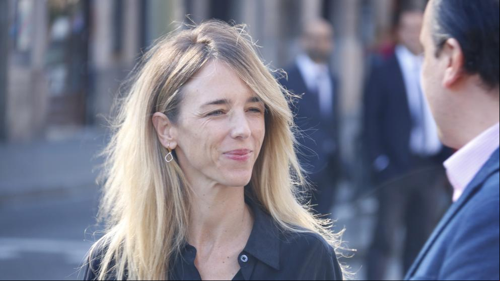 Álvarez de Toledo arranca lazos amarillos en TV3 y los tira a la papelera
