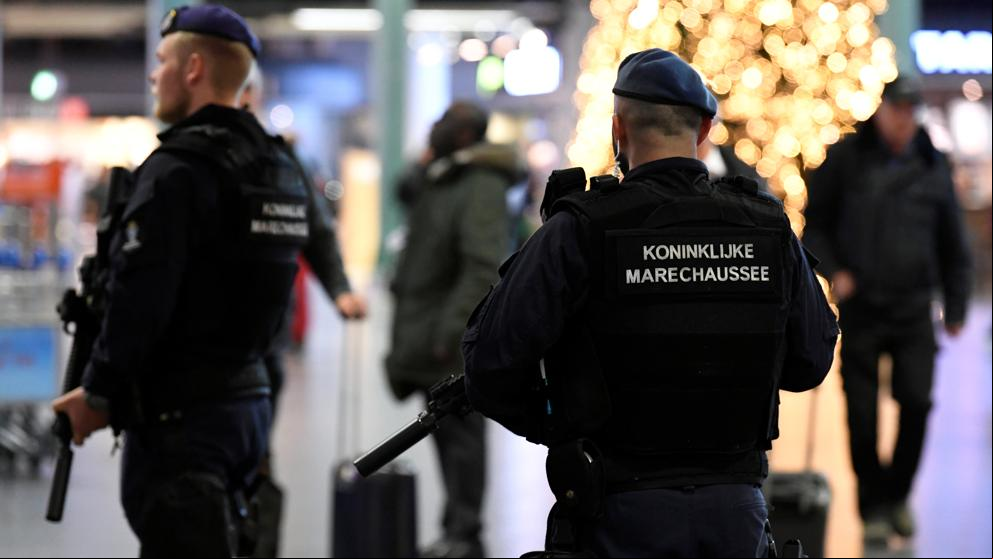 Así se convirtió el despiste de un piloto español en Ámsterdam en un “secuestro de yihadistas con cuchillos”
