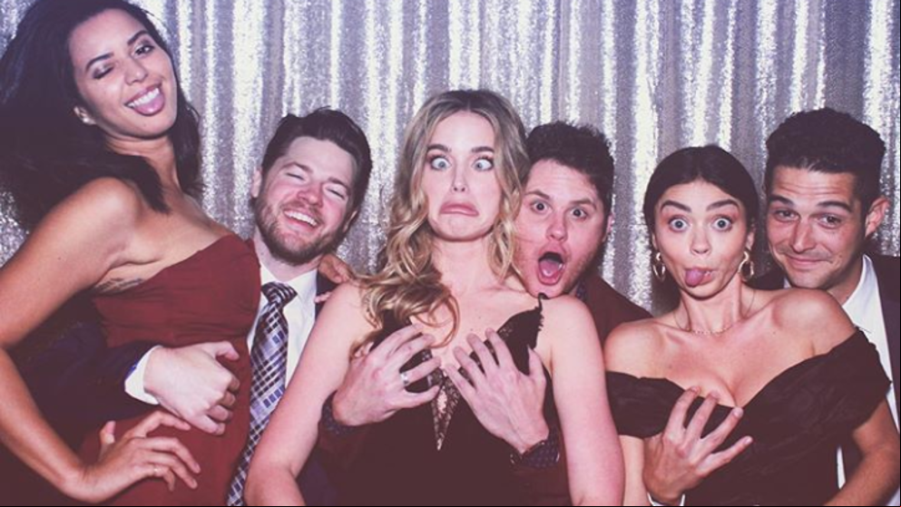 Por qué la foto en la que Sarah Hyland tiene la mano de su novio sobre su pecho ha indignado a internet