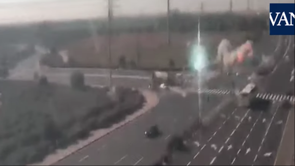 El espectacular impacto de un cohete en una carretera israelí