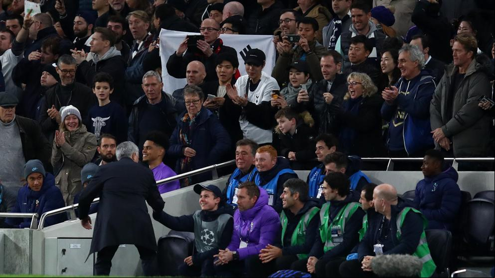 Un recogepelotas se gana el aplauso de Mourinho por su picardía