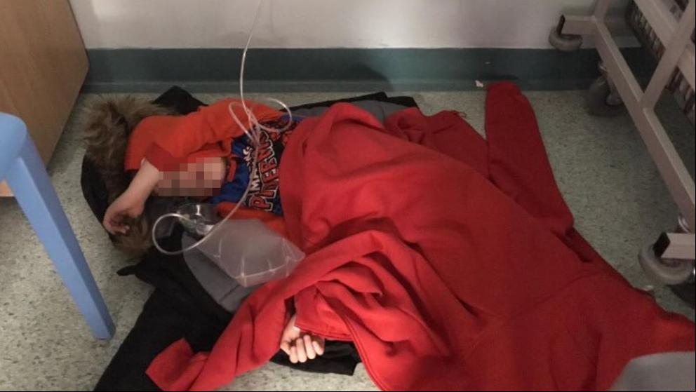 La foto de un niño enfermo en el suelo de un hospital de Leeds que indigna a Reino Unido