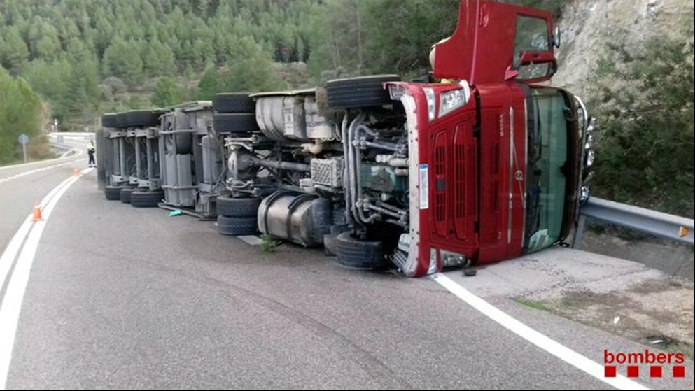 Un camión de transporte de cerdos vuelca en la C-12 en Benifallet